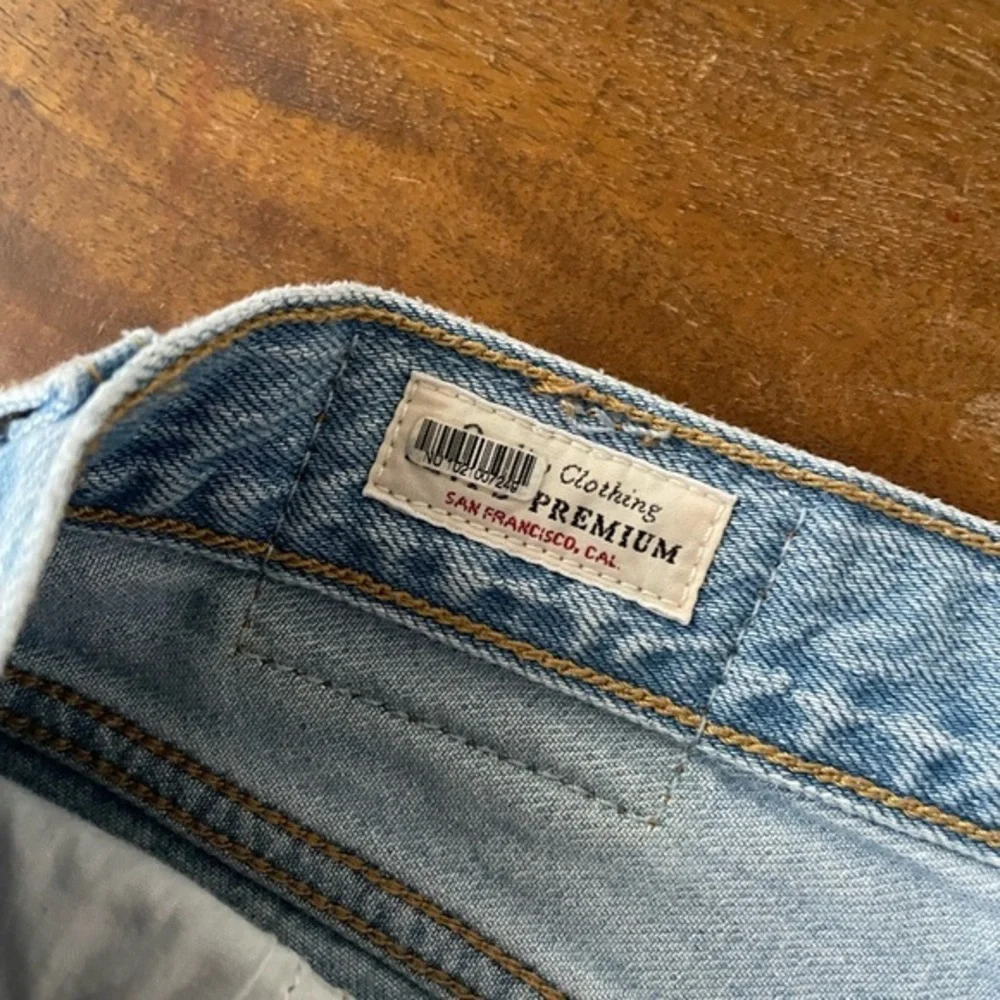 Levi’s ribcage light wash frayed cut off premium denim shorts‎ size 32